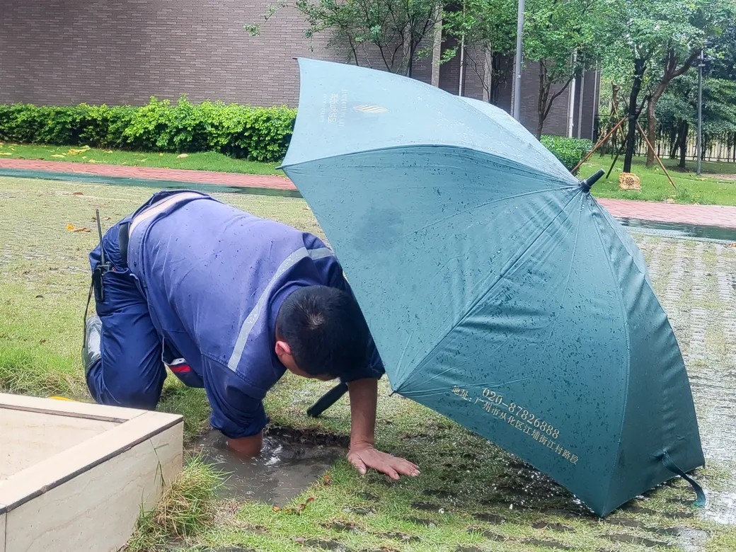 暴雨來(lái)襲 | 珠光物業(yè)人“汛”速行動(dòng)，全力以赴為小區(qū)撐起“安全保護(hù)傘”